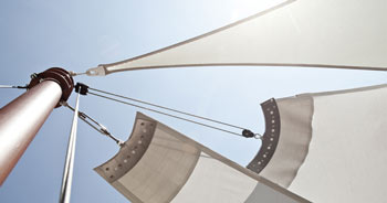 fixation-des-voiles-d-ombrage-sur-le-mat.jpg