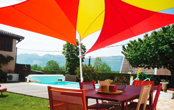 voile-d-ombrage-easy-sail-triangle-coloris-vert-rouge-et-framboise.jpg