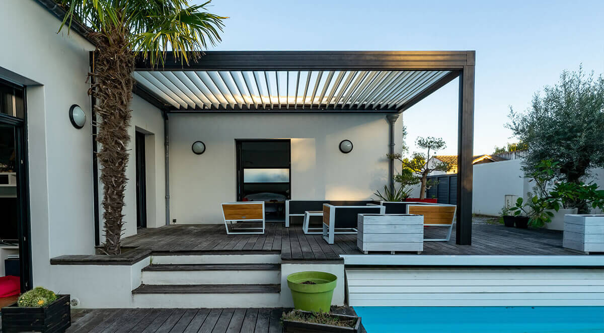 belle terrasse aménagée avec piscine