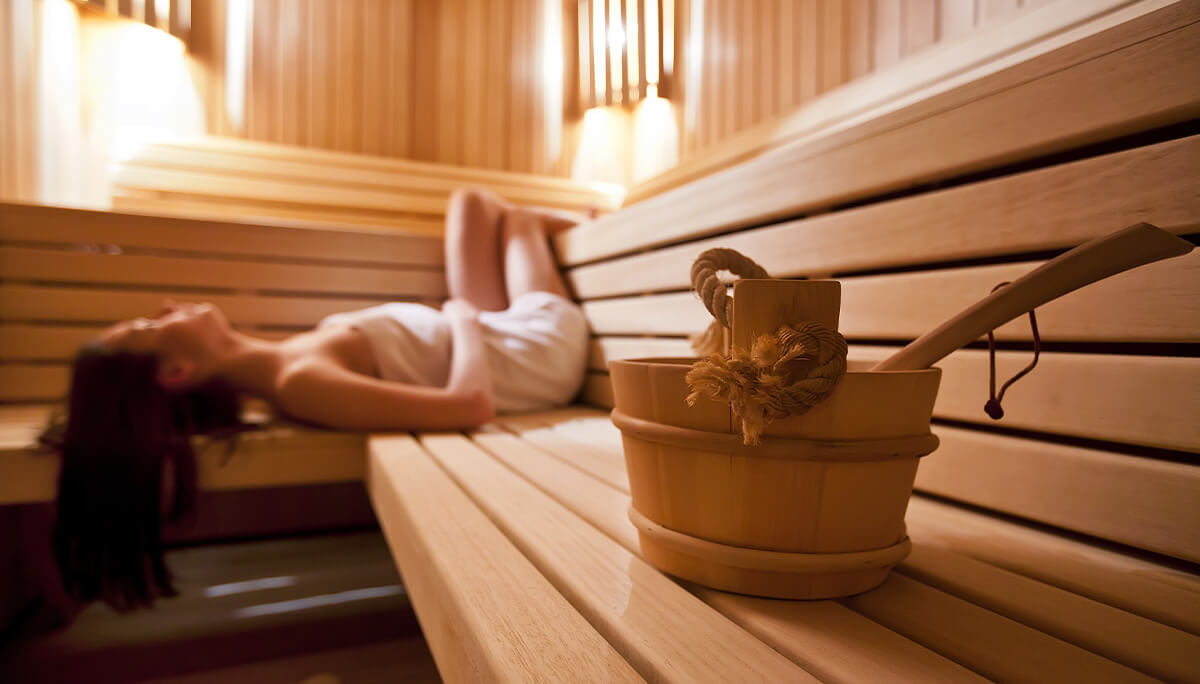 Femme allongé dans un sauna