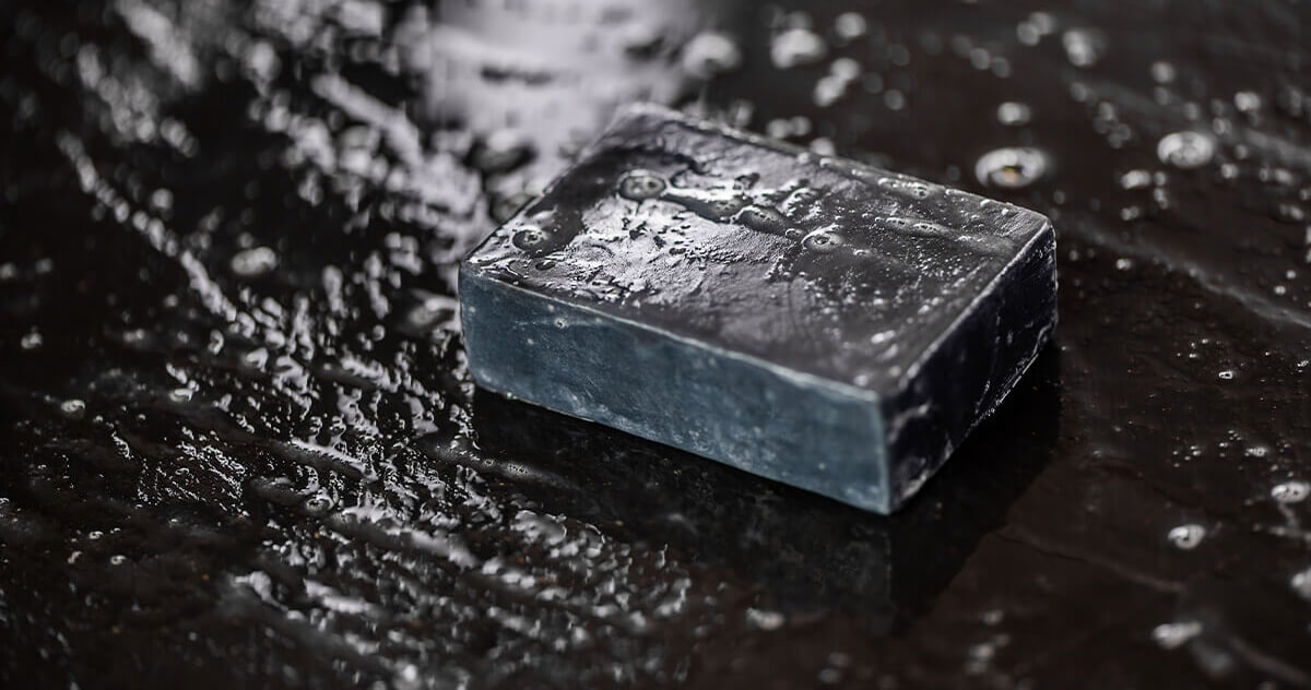 savon noir pour nettoyer une terrasse