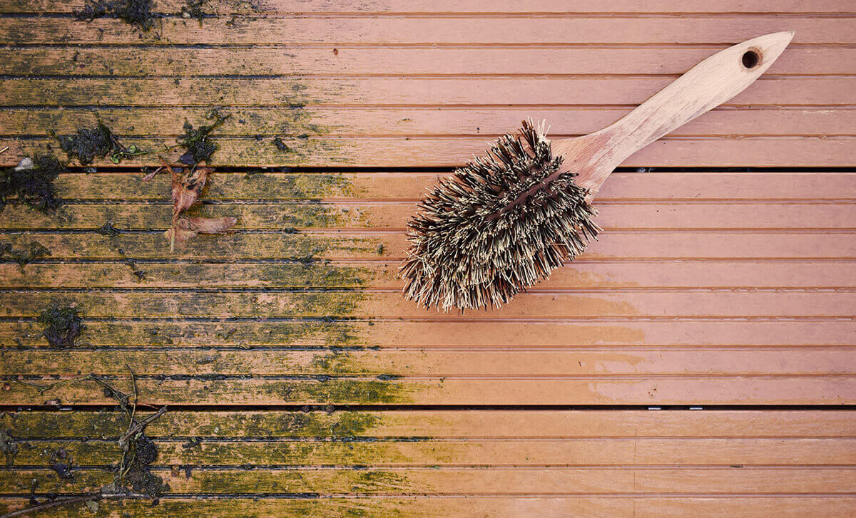 brosse nettoyant une terrasse en bois