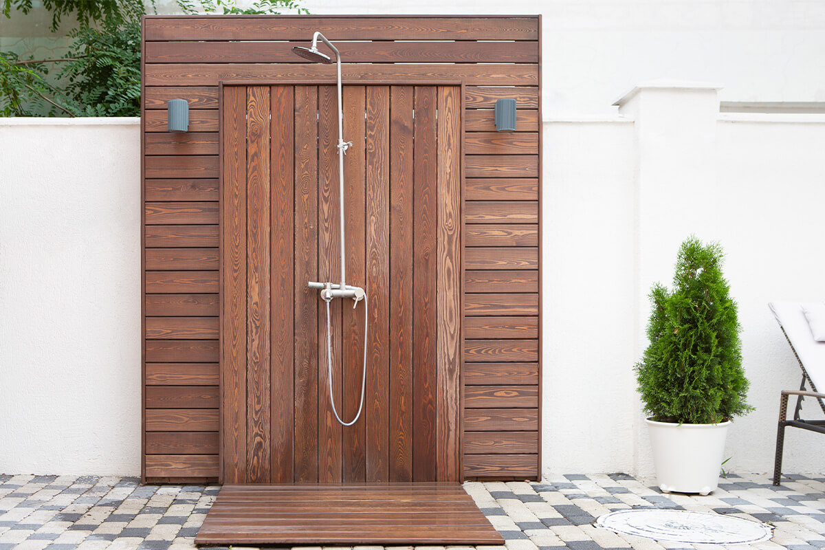 Douche solaire en bois