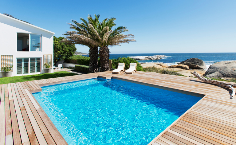 forme piscine carrée vu sur la plage