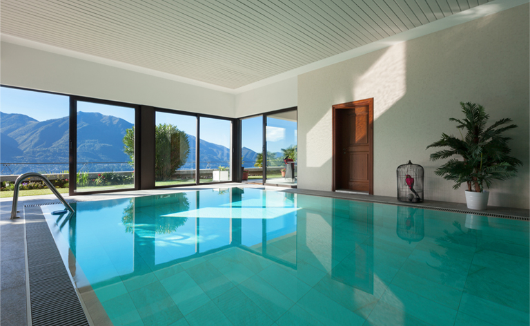 le type de piscine présente sur la photo est une piscine d'intérieure