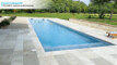 Maxi piscine grise avec terrasse en carrelage