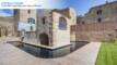 piscine traditionnelle autour d'une tour
